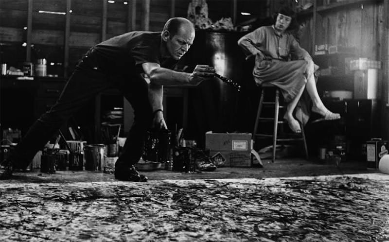 Jackson Pollock aan het werk volgens het principe van 'Action Painting'.